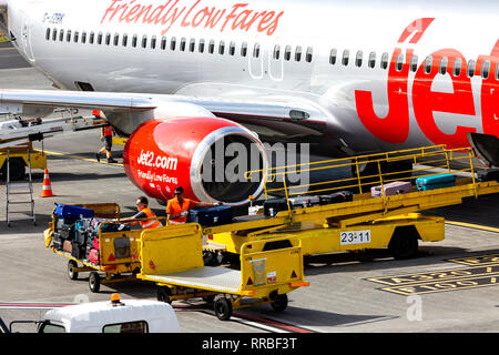 Gepäck in das Halten eines Jet2 Boeing 737 am Flughafen Funchal, Madeira, Portugal geladen wird. Stockfoto