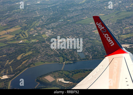 Flügel einer Boeing 737 fliegen über die britische Landschaft, Schottland. Stockfoto