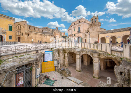 Die Kirche (Chiesa) von San Domenico, Chiesa del Santo Spirito und Ruinen auf der Piazza Vittorio Veneto. Matera, Basilikata, Apulien, Italien Stockfoto