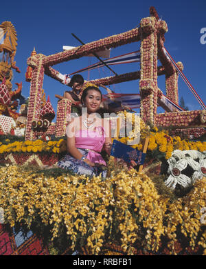 Thailand. Bangkok. Silom Road Festival schweben. Junge Frau in traditioneller Tracht. Stockfoto