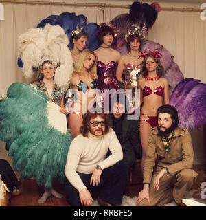 CIRCUS RONCALLI/BERNHARD PAUL und Andre Heller, im Bild mit Tänzerinnen, gründeten am 18. Mai 1976 den Circus Roncalli. Andre Heller stieg bereits ein Jahr als wieder aus. /Überschrift: CIRCUS RONCALLI Stockfoto