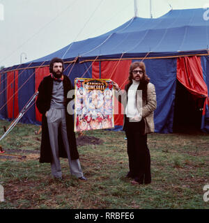 CIRCUS RONCALLI/Andre Heller und Bernhard Paul, im Bild vor dem Zirkuszelt mit einem Plakat, gründeten am 18. Mai 1976 den Circus Roncalli. Andre Heller stieg bereits ein Jahr als wieder aus. /Überschrift: CIRCUS RONCALLI Stockfoto