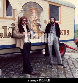 CIRCUS RONCALLI - Andre Heller und Bernhard Paul, im Bild vor einem alten Zirkuswagen, gründeten am 18. Mai 1976 den Circus Roncalli. Andre Heller stieg bereits ein Jahr als wieder aus. /Überschrift: CIRCUS RONCALLI Stockfoto