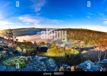 Sunrise & misty Inversion im Calder Valley gesehen von Heptonstall, über Hebden Bridge, Todmorden, Calderdale, West Yorkshire Stockfoto