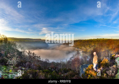 Sunrise & misty Inversion im Calder Valley gesehen von Heptonstall, über Hebden Bridge, Todmorden, Calderdale, West Yorkshire Stockfoto