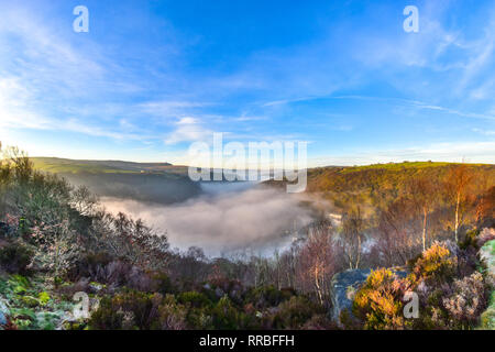 Sunrise & misty Inversion im Calder Valley gesehen von Heptonstall, über Hebden Bridge, Todmorden, Calderdale, West Yorkshire Stockfoto