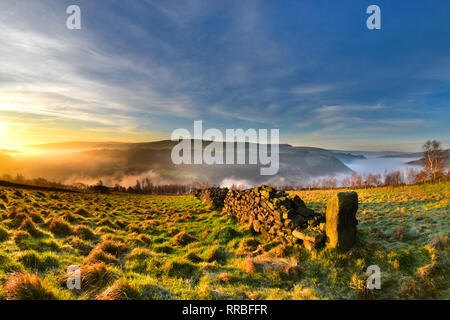 Sunrise & misty Inversion im Calder Valley gesehen von Heptonstall, über Hebden Bridge, Todmorden, Calderdale, West Yorkshire Stockfoto