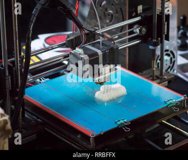 3D-Drucker ausgeführt, während die Modellierung eines Objekts. Stockfoto
