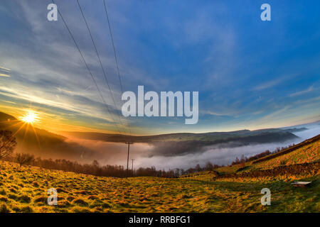 Sunrise & misty Inversion im Calder Valley gesehen von Heptonstall, über Hebden Bridge, Todmorden, Calderdale, West Yorkshire Stockfoto