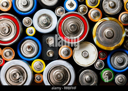 Die Gedumpten verwendet Alkaline Batterien unterschiedlichen Typs (C AA AAA D9V) bereit für das Recycling - giftige Abfälle und Umwelt Konzept Stockfoto