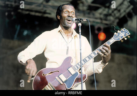 Chuck Berry (* 18. Oktober 1926 in St. Louis, Missouri, eigentlich Charles Edward Berry) ist ein US-amerikanischer Sänger, Gitarrist, Komponist und der Pionier des Rock 'n' Roll. Berry war das erste Mitglied der Rock and Roll Hall of Fame (1986) und wurde 1985 auch in die Blues Hall of Fame aufgenommen. Bild: Chuck Berry (1987)/Überschrift: Chuck Berry Stockfoto