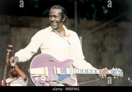 Chuck Berry (* 18. Oktober 1926 in St. Louis, Missouri, eigentlich Charles Edward Berry) ist ein US-amerikanischer Sänger, Gitarrist, Komponist und der Pionier des Rock 'n' Roll. Berry war das erste Mitglied der Rock and Roll Hall of Fame (1986) und wurde 1985 auch in die Blues Hall of Fame aufgenommen. Bild: Chuck Berry (1987)/Überschrift: Chuck Berry Stockfoto