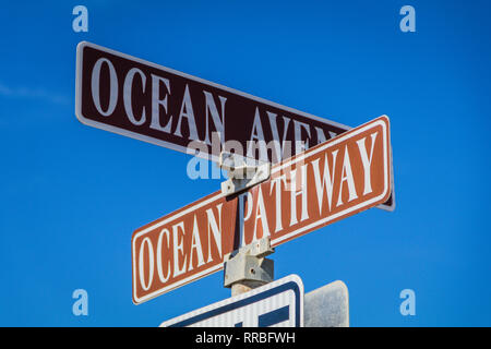 Ocean Avenue und das Meer weg Zeichen in Asbury Park, NJ, an einem sonnigen Wintertag Stockfoto