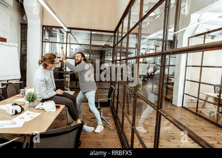 Freudige nette Männer gegenseitig hoch fünf Stockfoto