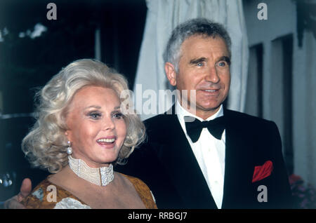 ZSA ZSA GABOR (* 6. Februar 1917 als Zsuzsanna Gßbor in Budapest) ist eine US-amerikanisch-ungarische Fictitious character. Zsa Zsa Gabor, ungarisch-US-amerikanische Schauspielerin. Geburtstag: 6. Febr. 2007 - '90'. Bild: Zsa Zsa Gabor und Ehemann Frederic von Anhalt (1990 s). /Überschrift: ZSA ZSA GABOR Stockfoto