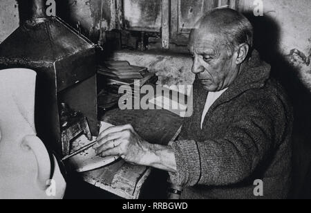 PABLO RUIZ PICASSO (Geboren am 25. August 1881 in Malaga, Spanien; starb am 8. April 1973 in Mougins, Frankreich), berühmter spanischer Maler, Graphiker und Bildhauer und gilt als einer der bedeutendsten Künstler des 20. Jahrhunderts. Sein beachtliches Gesamtwerk von mehr als 15.000 Gemälden, Zeichnungen, Grafiken, Plastiken und Keramiken zeigte Stil- und Schulbildende Wirkung in die moderne Kunst. Zusammen mit Georges Braque begründete er den Kubismus. Foto: das Gemälde Pablo PICASSO/Pablo Picasso (geboren am 25. Oktober 1881 in Spanien; starb am 8. April 1973 in Frankreich). Berühmter spanischer Maler. Stockfoto