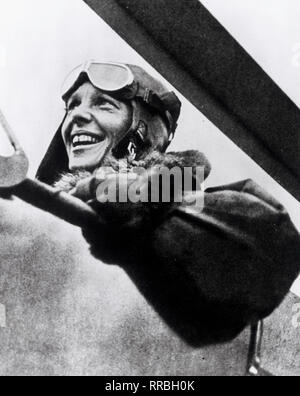 Maria Amelia Earhart (Geboren am 24. Juli 1897 in Atchison, Kansas; verschollen seit 2. Juli 1937 im Pazifischen Ozean), amerikanische Flugpionierin und Frauenrechtlerin. / Maria Amelia Earhart (Geb. 24. Juli 1897; vom 2. Juli 1937 fehlen) war ein bekannter amerikanischer Pionier der Luftfahrt und die Rechte der Frauen einsetzen. Foto: Amelia Earhart in Ihr Flugzeug. ENA/70/81/Überschrift: Maria Amelia Earhart Stockfoto