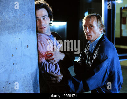 EIN FALL FÜR ZWEI / Härter als Glas/Umgebungslichtsensor Klaus Hencke (Klaus J. Behrendt, l.) von einem Unbekannten angeschossen wird, ist Matula (Claus Theo Gärtner) gleich zur Stelle. /Überschrift: EIN FALL FÜR ZWEI Stockfoto