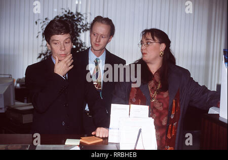 Charlotte Meyer (Evelyn Hamann) schlüpt in die Rolle eines Mannes, um so deb Beweis anzutreten, dass acuh eine Frau die Leitung einer Bank übernehmen kann. Szene mit Herrn Blank (HOLGER HANDTKE) und einer Kassiererin (MARION BRECKWOLDT). Regie: claus-michael RÜhne aka. Ein besonderes für Evelyn Hamann/Überschrift: Wut im Bauch/BRD 1998 Stockfoto