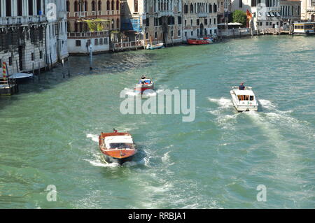 Viel Verkehr in Venedig Stockfoto