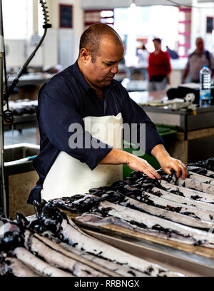 Fischhändler Vorbereitung Kurzflossen-haarschwanz für Verkauf, Lavradores Fischmarkt, Funchal, Madeira, Portugal. Stockfoto