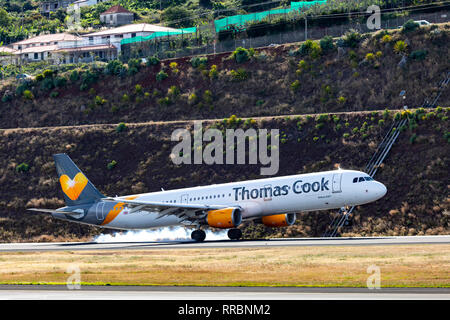 Thomas Cook Airbus A321 Landing at Cristiano Ronaldo () Flughafen Funchal, Madeira, Portugal. Stockfoto