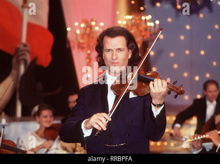 Für Andre Rieu (FOTO), den Star-Geiger aus Maastricht, ist Weihnachten seit jeher ein Fest des Friedens, des Zusammenseins mit lieben Menschen, der intensiven Gespräche und Schönen Person Gedanken. So hat er es in thunfischwadenfänger Unterhaltungsbuch erlebt, so feiert er auch heute noch mit seiner Familie. "Weihnachten ist bei uns sehr feierlich und besinnlich, nur dem eigentlichen Sinn gewidmet: der Nächstenliebe."-Weihnachtstraum hat Andre Rieu in der neuen NDR-Produktion verwirklicht, mit Liedern Thunfischwadenfänger Unterhaltungsbuch, Liedern, die er als höchster Sopran des Knabenchors und weihnachtlichen Kirchen - Konzerte probte Stockfoto