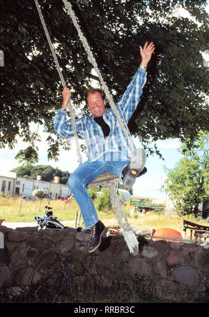 Der urbayrische Polizist Valentin Gruber (WOLFGANG FIERECK) aus Obersreuth ist schon "ein pfundiger Kerl". Das wissen alle im Dorf, besonders die Mädchen, denen Valentin mit seiner forschen Art schnell den Kopf verdreht. Nur bei einer scheint Valentin ein Gehör zu finden und dp im sterben muß er sich natürlich verlieben... Regie: wigbert Wicker aka. In und Abb./Überschrift: Ein Bayer auf Rügen/Deutschland 1992 Stockfoto