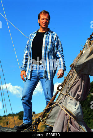 Der urbayrische Polizist Valentin Gruber (WOLFGANG FIERECK) aus Obersreuth ist schon "ein pfundiger Kerl". Das wissen alle im Dorf, besonders die Mädchen, denen Valentin mit seiner forschen Art schnell den Kopf verdreht. Nur bei einer scheint Valentin ein Gehör zu finden und dp im sterben muß er sich natürlich verlieben... Regie: wigbert Wicker aka. In und Abb./Überschrift: Ein Bayer auf Rügen/Deutschland 1992 Stockfoto