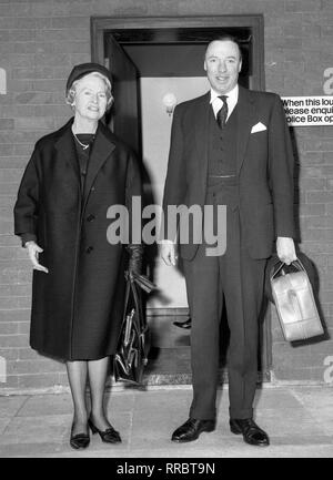 John Ambler, Ehemann von Prinzessin Margaretha von Schweden, neben der Mutter seiner Frau, Prinzessin Sibylla, am Londoner Flughafen, nachdem sie aus Stockholm flog ihre Enkelin, die in der vergangenen Woche geboren wurde, zu sehen. Stockfoto