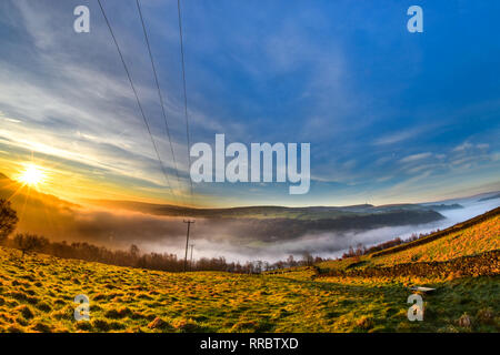 Sunrise & misty Inversion im Calder Valley gesehen von Heptonstall, über Hebden Bridge, Todmorden, Calderdale, West Yorkshire Stockfoto