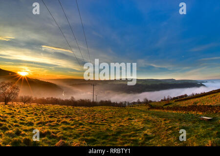 Sunrise & misty Inversion im Calder Valley gesehen von Heptonstall, über Hebden Bridge, Todmorden, Calderdale, West Yorkshire Stockfoto