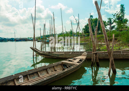 Hölzerne Fischerboote, Tân Châu (Thị xã Tân Châu), ein Giang Provinz im Mekong Delta, Vietnam, Asien Stockfoto