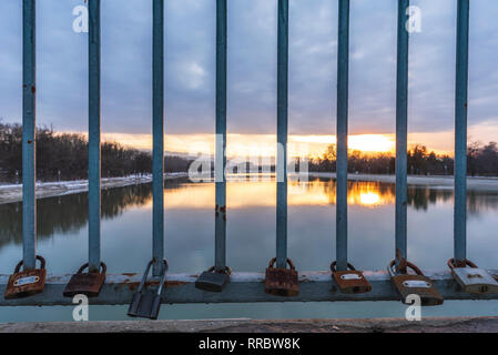 Liebe Vorhängeschlösser auf Brücke Zaun über Rudern Kanal in Plovdiv Stadt gesperrt, Bulgarien Stockfoto