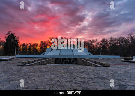 Sonnenuntergang über die Gedenkstätte in Plovdiv, Stadt, die an die Gefallenen für die Befreiung Bulgariens während der Balkan, der Ersten und Zweiten Weltkriege gewidmet Stockfoto