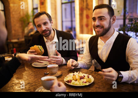 Gruppe der Geschäftsleute im Restaurant Stockfoto