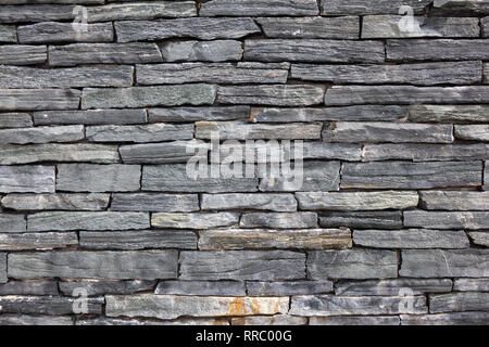 Grauen Stein Granit Wand aus gestapelten Stücke Steine. Vollbild Bild als Hintergrund. Stockfoto