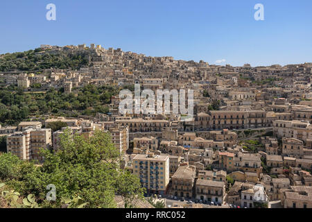 Modica Stadtbild mit braunen mittelalterlichen Häuser im Südosten von Sizilien, Italien. Es ist für barocke Gebäude bekannt. Sommer in der italienischen Stadt. Familienurlaub Stockfoto