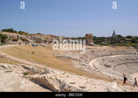 Antike griechische Theater Ruinen in Syrakus archäologischen Park und Tropfenform Santuario della Madonna delle Lacrime ist in der Ferne sichtbar. Stockfoto