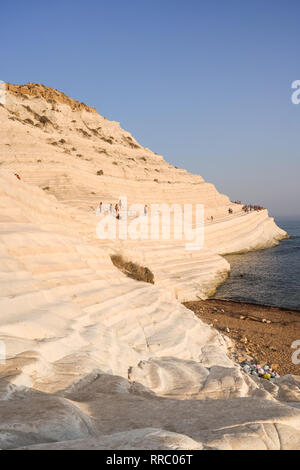 Ungewöhnliche white Sea Cliff Scala dei Turchi mit Schritte befolgen, um den gezackten, abfallenden Gesicht und Sandstrand. Felsigen Aufstieg an der Küste von Realmonte, Sizilien Insel. Stockfoto