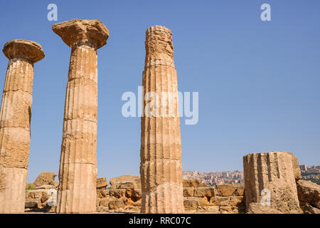 Archäologischer Park Tal der Tempel in Agrigent, Sizilien, Italien. Antike Ruinen mit Spalten durch Tempel des Herkules (Herakles) oder Tempio di Ercole Stockfoto