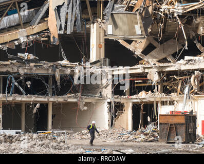 Bauarbeiter wandern vor einer großen Fabrik abgerissen Stockfoto