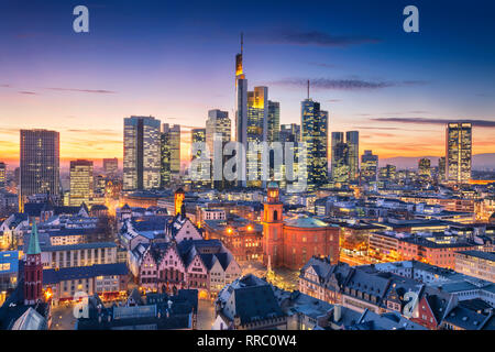 Frankfurt am Main, Deutschland. Antenne Stadtbild Bild der Frankfurter Skyline im Sonnenuntergang. Stockfoto