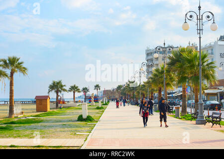 LARNACA, Zypern - 19. FEBRUAR 2019: Leute, Larnaca Böschung. Larnaka ist eine Hafenstadt in Zypern. Bekannte touristische Destination Stockfoto