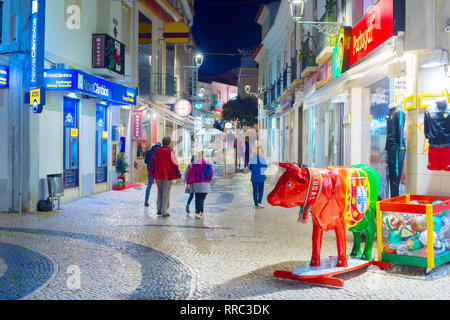 LAGOS, PORTUGAL - Oktober 29, 2018: die Menschen zu Fuß durch die Straßen der Altstadt von Lagos, Portugal. Lagos - berühmte touristische Destination in Portugal Stockfoto