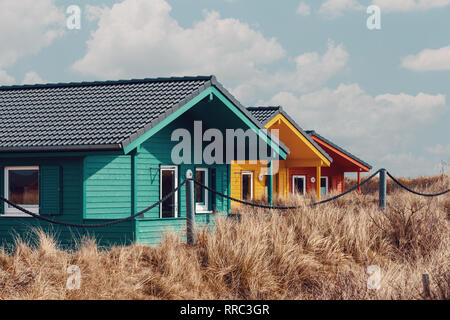 Wooden winzige Häuser auf der Insel Düne in der Nähe der Insel Helgoland gegen den blauen Himmel. Stockfoto