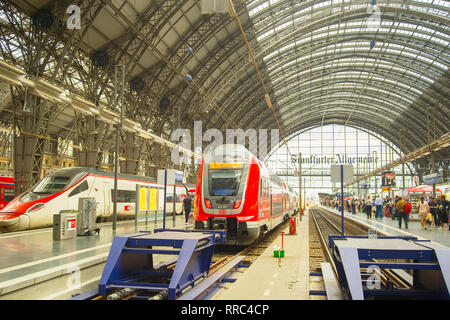 FRANKFURT, Deutschland - 29 AUGUST, 2018: Die Menschen in den Frankfurter Hauptbahnhof. Bahnhof Stockfoto