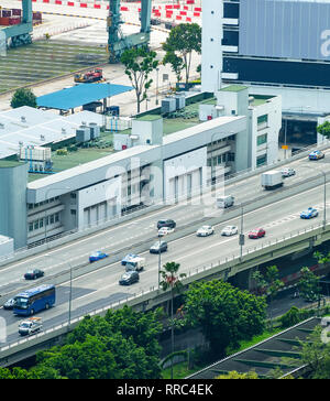 Transport Verkehr auf der Brücke, die von der städtischen Stadtteil von Singapur Stockfoto