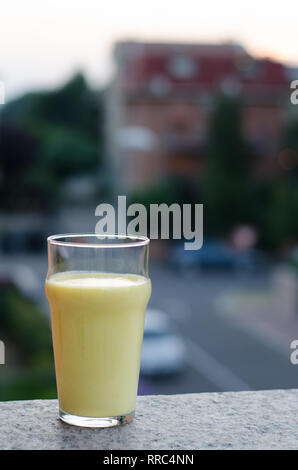 Mango Lassi, traditionelle süße Lassi mit Mango, ein indisches Getränk Spezialität Stockfoto