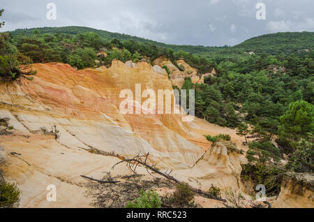 Rote und gelbe Felsen im provenzalischen Colorado Park in der Nähe von niort Stadt provence frankreich Stockfoto